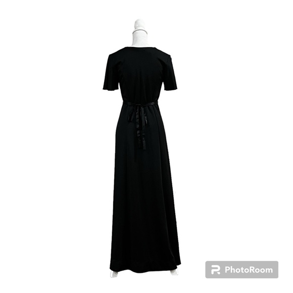 Elegant Choir modest floorlength gown with flowy bell sleeves and ribbon - Picture 6 of 15